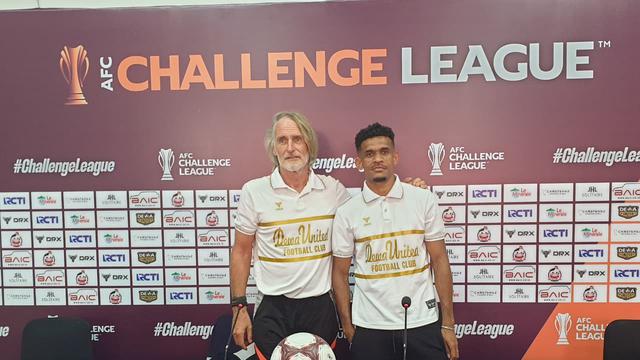 Jan Olde Riekerink dan Ricky Kambuaya mengikuti sesi konferensi pers AFC Challenge League di Indomilk Arena, Tangerang, Sabtu (25/10/2025). (Dok. Dewa United)