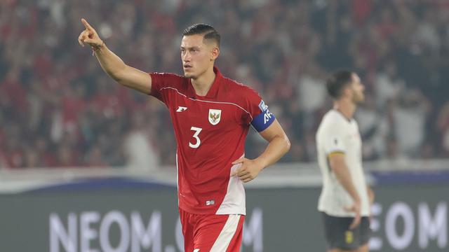 Ekspresi kapten Timnas Indonesia, Jay Noah Idzes, saat laga melawan China dalam laga Kualifikasi Piala Dunia 2026 zona Asia di Stadion Utama Gelora Bung Karno (SUGBK) Senayan, Jakarta, Kamis (5/6/2025). (Bola.com/M. Iqbal Ichsan)