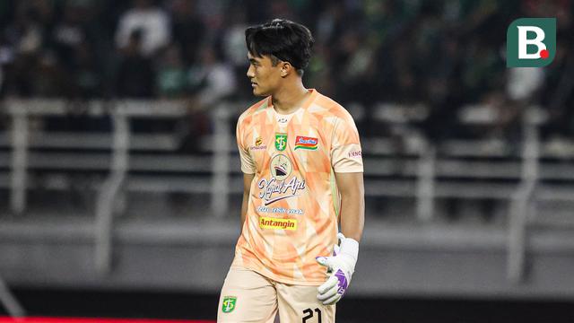 Ernando Ari ketika Persebaya Surabaya bertanding melawan PSIM Yogyakarta pada BRI Super League 2025/2026 di Stadion Gelora Bung Tomo, Surabaya, Jumat (8/8/2025). (Bola.com/Abdul Aziz)