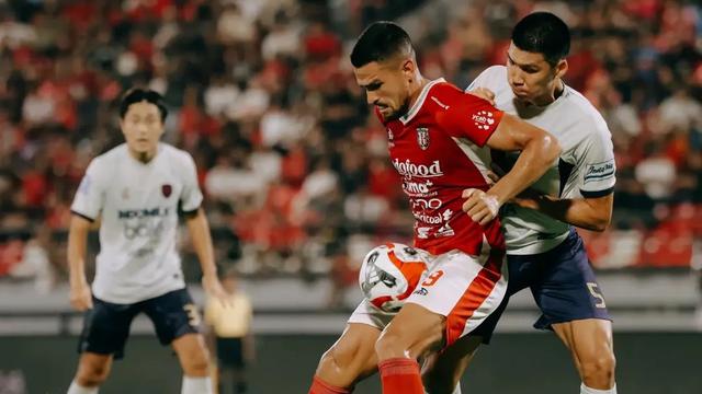 Striker Bali United, Boris Kopitovic mendapatkan pengawalan ketat dari bek Persita Tangerang, Tamirlan Kozubaev dalam laga pekan ke-10 BRI Super League 2025/2026 di Stadion Kapten I Wayan Dipta, Gianyar, Bali, Sabtu (25/10/2025). (Dok. Bali United)