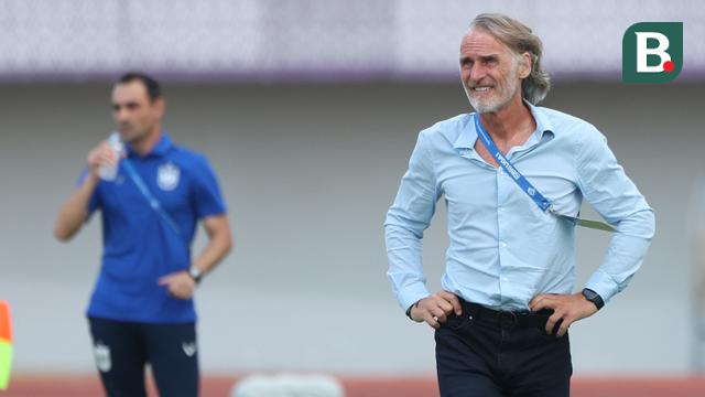 Pelatih Dewa United, Jan Olde Riekerink saat melawan PSIS Semarang pada laga pekan ke-8 BRI Liga 1 2023/2024 di Stadion Indomilk Arena, Tangerang, Senin (14/8/2023). Dewa United kalah telak 1-4 dari PSIS Semarang. (Bola.com/M Iqbal Ichsan)