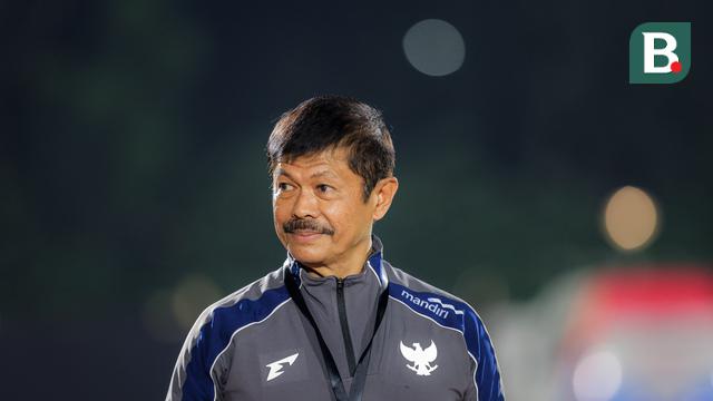 Pelatih Timnas Indonesia U-22, Indra Sjafri saat laga uji coba melawan India di Stadion Madya, Senayan, Jakarta, Minggu (13/10/2025). (Bola.com/Bagaskara Lazuardi)