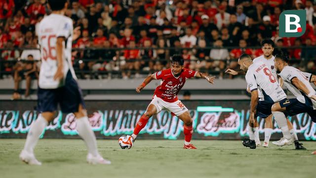Bali United melawan Persita Tangerang 0-0 dalam lanjutan pekan ke-10 BRI Super League 2025/2026 di Stadion Kapten I Wayan Dipta, Sabtu malam (25/10/2025). (Bola.com/Alit Binawan)