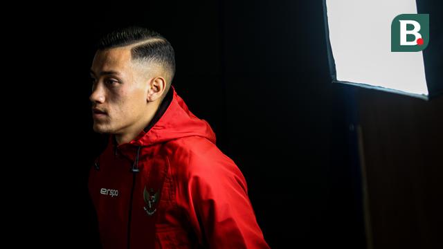 Pemain sekaligus kapten Timnas Indonesia, Jay Idzes saat konferensi pers menjelang menjelang laga lanjutan putaran ketiga Kualifikasi Piala Dunia 2026 melawan Jepang di Stadion Utama Gelora Bung Karno (SUGBK), Senayan, Jakarta, Kamis (14/11/2024). (Bola.com/Bagaskara Lazuardi)