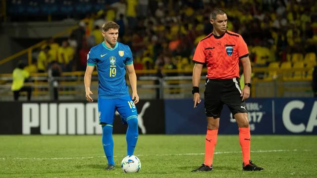 Wendeson Wanderley Santos de Melo (kiri), striker Timnas Brasil U-17 yang dijuluki 'Haaland of the Sertao. Ia akan jadi andalan Brasil di Piala Dunia U-17 2025. (Dok. fifa.com)