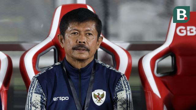 Pelatih Timnas Indonesia U-23, Indra Sjafri saat laga uji coba melawan India di Stadion Madya, Senayan, Jakarta, Jumat (10/10/2025). (Bola.com/Muhammad Iqbal Ichsan)