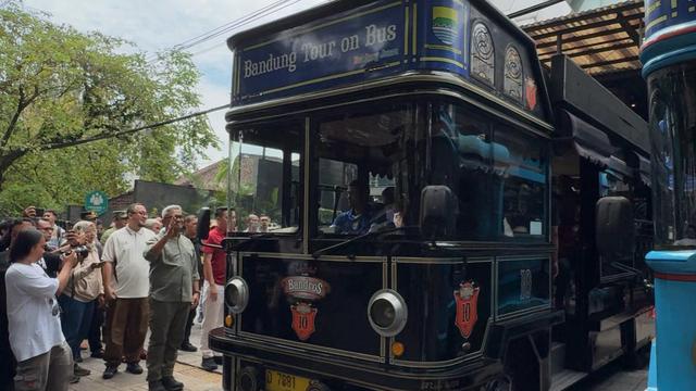 Persib bersama Pemerintah Kota Bandung resmi meluncurkan rute baru bus wisata Bandros bertajuk Jalan-Jalan Persib (JaJaP). (Bola.com/Erwin Snaz)