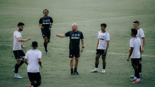 Bali United bersama sang pelatih, Johnny Jansen, dalam sesi latihan di BRI Super League 2025/26. (Dok. ileague.id)