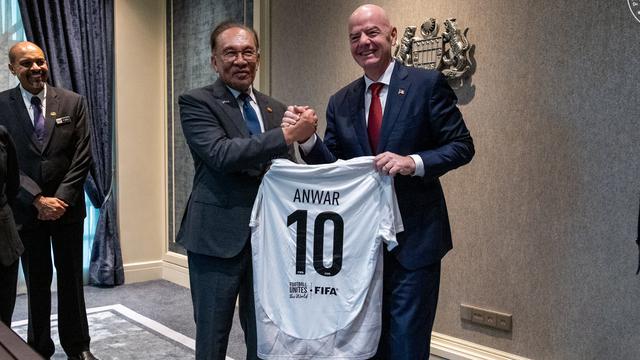 Presiden FIFA, Gianni Infantino, juga menemui Perdana Menteri Malaysia, Anwar Ibrahim. (Bola.com/Dok.X Anwar Ibrahim).