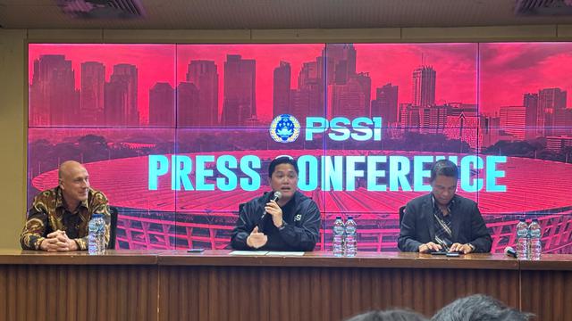 Ketua Umum PSSI Erick Thohir (tengah) memastikan FIFA Matchday November 2025 akan difokuskan untuk persiapan Timnas Indonesia U-23 jelang SEA Games 2025 di Thailand pada Desember mendatang. (Liputan6.com/Melinda Indrasari)