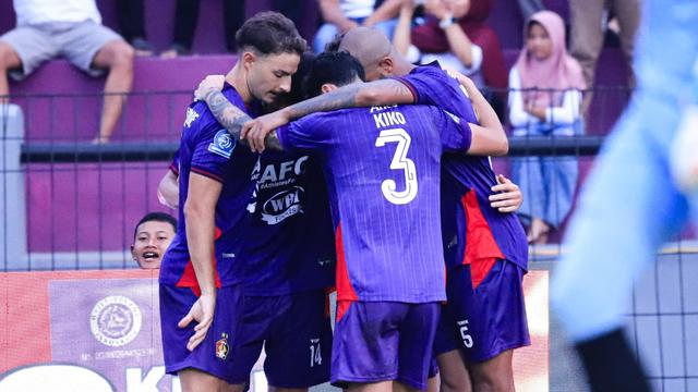 Pemain Persik Kediri merayakan gol Imanol Garcia ke gawang PSM Makassar pada menit ke-73 pada laga pekan ke-10 BRI Super League musim ini di Stadion Brawijaya, Kediri, Sabtu (25/10/2025). Sayangnya, Persik harus puas bermain imbang 1-1. (dok. Persik Kediri)