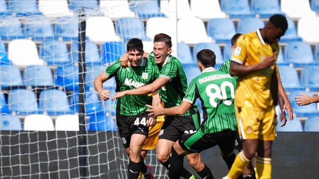 Jay Idzes memeluk Eduardo Ianonni dalam laga Serie A 2025/2026 antara Sassuolo melawan Udinese di Mapei Stadium, Minggu (28/9/2025). (Dok. Serie A)