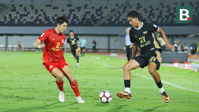 Dewa United melawan Phnom Penh Crown FC pada laga AFC Challenge League 2025/26 di Stadion Indomilk Arena, Kabupaten Tangerang Minggu (26/10/2025). Kedua tim bermain imbang 1-1. (Bola.com/M Iqbal Ichsan)