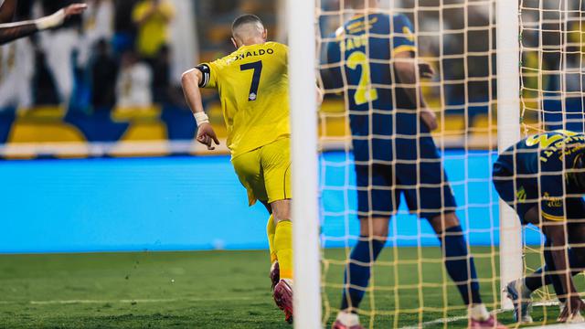 Penyerang Al Nassr, Cristiano Ronaldo, berhasil mencetak gol ke-950 sepanjang kariernya ketika bersua Al Hazem pada pertandingan pekan ke-6 Saudi Pro League di King Abdullah Sport City Stadium, Minggu (26/10/2025) dini hari WIB. (dok. Al Nassr)