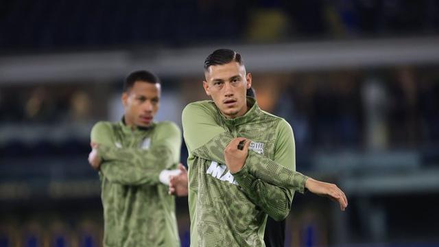 Jay Idzes lakukan pemanasan pada laga Sassuolo kontra Verona hari Sabtu dini hari WIB. (X/Sassuolo)