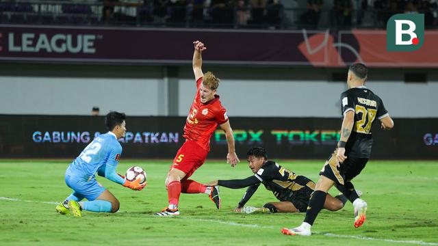 Dewa United melawan Phnom Penh Crown FC pada laga AFC Challenge League 2025/26 di Stadion Indomilk Arena, Kabupaten Tangerang Minggu (26/10/2025). Kedua tim bermain imbang 1-1. (Bola.com/M Iqbal Ichsan)