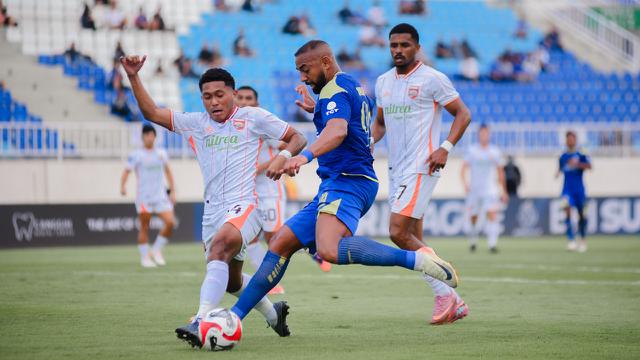 Striker Arema FC, Dalberto Luan, beraksi pada laga kontra Borneo FC di Stadion Kanjuruhan, Kabupaten Malang, Minggu (26-10-2025). (Bola.com/Iwan Setiawan)