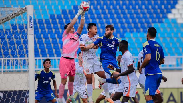 Pertandingan Arema FC vs Borneo FC di Stadion Kanjuruhan, Kabupaten Malang, Minggu (26-10-2025). Laga ini merupakan bagian pekan ke-10 BRI Super League 2025/26. (Bola.com/Iwan Setiawan)