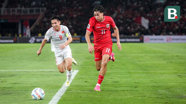 Striker Timnas Indonesia, Rafael Struick (kanan) beradu lari dengan kapten Vietnam, Do Hung Dung untuk mengejar bola pada laga Grup F kualifikasi Piala Dunia 2026 Zona Asia di Stadion Utama Gelora Bung Karno (SUGBK), Senayan, Jakarta, Kamis (21/3/2024). (Bola.com/Bagaskara Lazuardi)