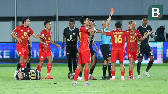 Pada menit ke-66, Phnom Penh Crown harus bermain dengan sepuluh pemain setelah Devit Yem mendaptkan kartu merah dari wasit Leow Hong Wei Clarence akibat melanggar Egy Maulana Vikri. (Bola.com/M Iqbal Ichsan)