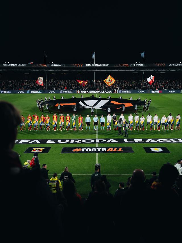 Pertandingan Go Ahead Eagles versus Aston Villa di ajang Liga Europa hari Jumat dini hari WIB. Laga ini diikuti pemain Timnas Indonesia, Dean James. (X/Go Ahead Eagles)