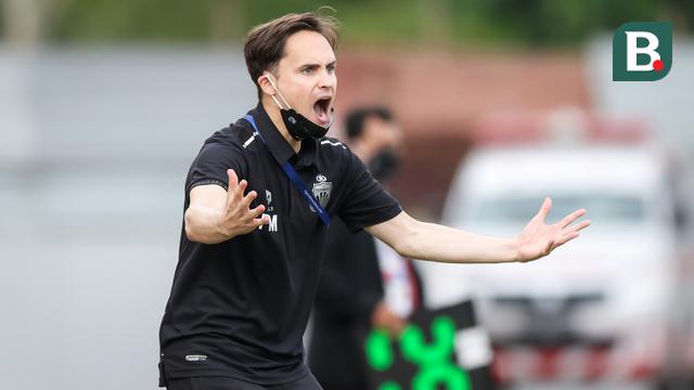 Pelatih Bhayangkara FC, Paul Munster saat menghadapi Persipura Jayapura dalam laga pekan ke-15 BRI Liga 1 2021/2022 di Stadion Moch. Soebroto, Magelang, Kamis (02/12/2021). (Bola.com/Bagaskara Lazuardi)