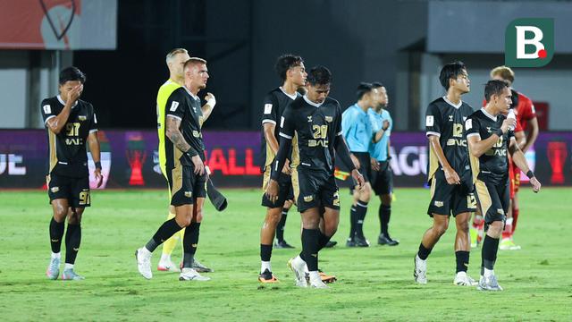 Pemain Dewa United tertunduk lesu setelah ditahan imbang Phnom Penh Crown pada laga matchday pertama grup E AFC Challenge League di Indomilk Arena, Tangerang, Minggu (26/10/2025). (Bola.com/M Iqbal Ichsan)
