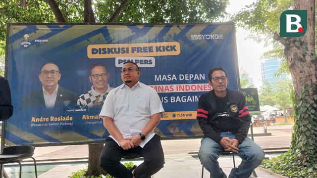 Andre Rosiade dan Akmal Marhali dalam sesi Diskusi Freekick PSSI Pers di Cibis, Jakarta Selatan, Selasa (28/10/2025). (Bola.com/Hery Kurniawan).
