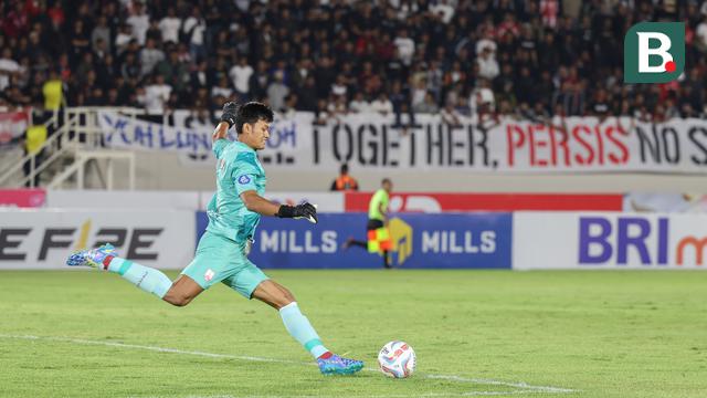 Kiper Persis Solo, Muhammad Riyandi, mencatatkan penampilan pertamanya di BRI Liga 1 2023/2024 pada laga melawan PSIS Semarang di Stadion Manahan, Solo, Sabtu (16/9/2023), setelah absen tujuh bulan karena cedera. (Bola.com/Radifa Arsa)