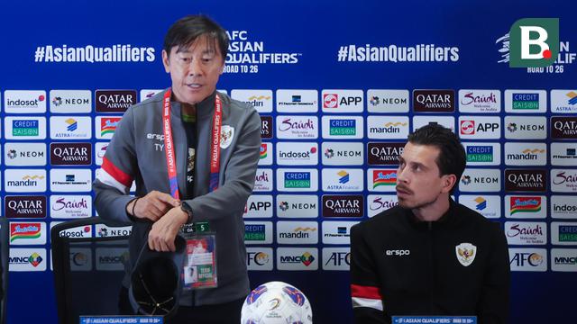 Shin Tae-yong mencoba untuk tetap santai meski sedang dalam tekanan setelah Timnas Indonesia dibantai Timnas Jepang 0-4 pada Kamis (15/11/2024). (Bola.com/M Iqbal Ichsan)