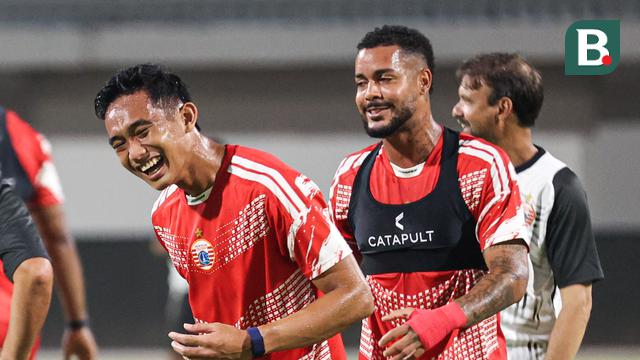 Tawa lepas Rizky Ridho (kiri) di latihan terakhir Persija Jakarta jelang laga melawan Madura United yang digelar di Stadion Gelora Madura Ratu Pamelingan, Pamekasan, Jumat (23/10/2025).
