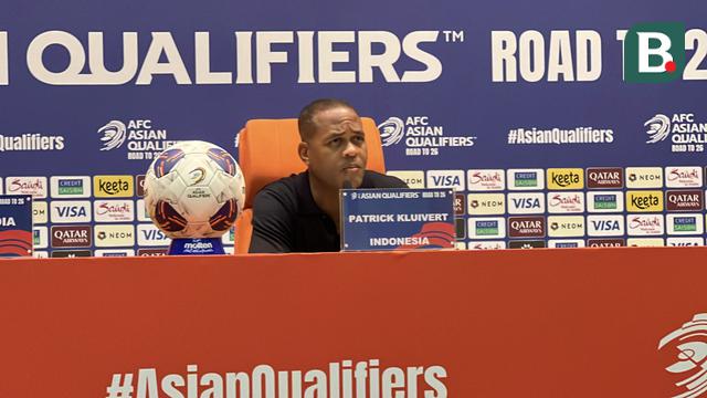 Pelatih Timnas Indonesia, Patrick Kluivert, saat sesi konferensi pers setelah laga kontra Irak pada Kualifikasi Piala Dunia 2026 di King Abdullah Sport City, Jeddah, Minggu (12/10/2025) dini hari WIB. (Bola.com/Hery Kurniawan)