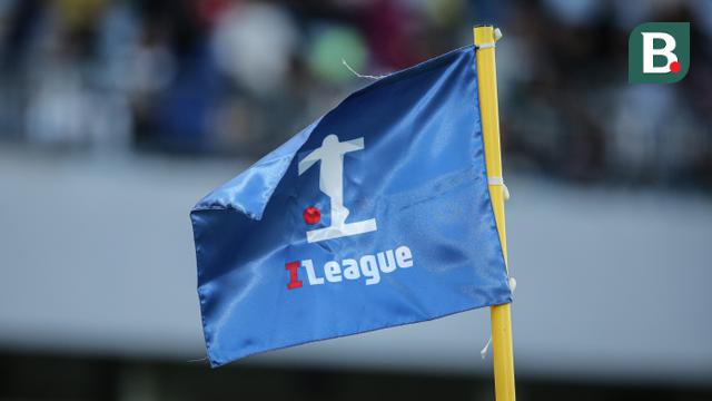 Bendera I.League hang berada di pinggir stadion. (Bola.com/ Abdul Aziz)