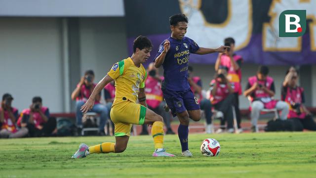 Pemain Persita Tangerang, Mario Jardel mencoba melewati pemain Persebaya Surabaya, Bruno Moreira pada pekan kedua BRI Super League 2025/2026 di Indomilk Arena, Sabtu (16/8/2025). (Bola.com/ Abdul Aziz)