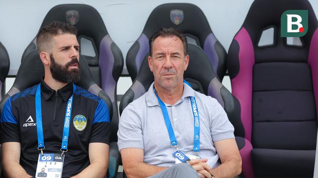 Pelatih PSIM Yogyakarta, Jean-Paul van Gastel pada laga kontra Persita Tangerang pada pertandingan pekan kesembilan BRI Super League 2025/2026. (Muhammad Iqbal Ichsan/Bola.com)