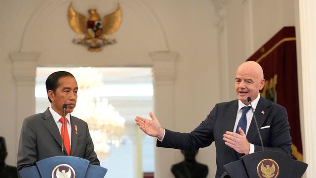 Presiden Joko Widodo (kiri) dengan Presiden Induk Asosiasi Sepakbola Dunia (FIFA) Gianni Infantino memberikan keterangan bersama usai bertemu di Istana Negara, Jakarta, Selasa (18/10/2022).pemerintah dan FIFA sepakat melakukan tranformasi sepakbola Indonesia secara menyeluruh. Jokowi menekankan pemerintah ingin memastikan pertandingan sepakbola Indonesia kedepannya sesuai standar keamanan FIFA. (AP Photo/Achmad Ibrahim)