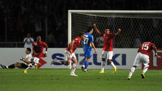 Gol spekakuler striker Timnas Indonesia, Cristian Gonzales ke gawang Filipina pada laga leg kedua semifinal Piala AFF 2010. (AFP/Bay Ismoyo)