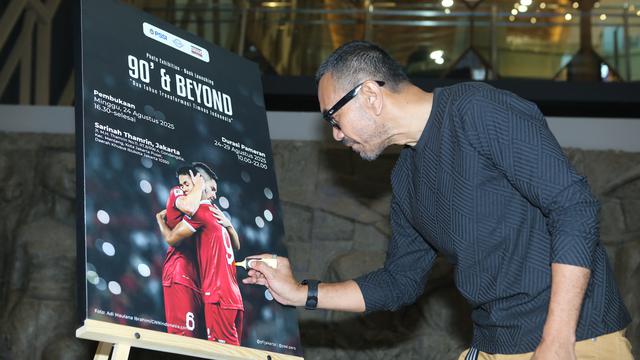 Anggota Exco PSSI, Arya Sinulingga, hadir dalam pembukaan pameran foto dan peluncuran buku