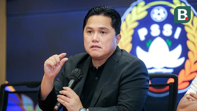 Ketua Umum PSSI, Erick Thohir memberikan keterangan saat konferensi pers mengenai perkembangan Timnas Indonesia Putri yang berlangsung di Stadion Utama Gelora Bung Karno (SUGBK), Senayan, Jakarta, Sabtu (21/09/2024). (Bola.com/Bagaskara Lazuardi)
