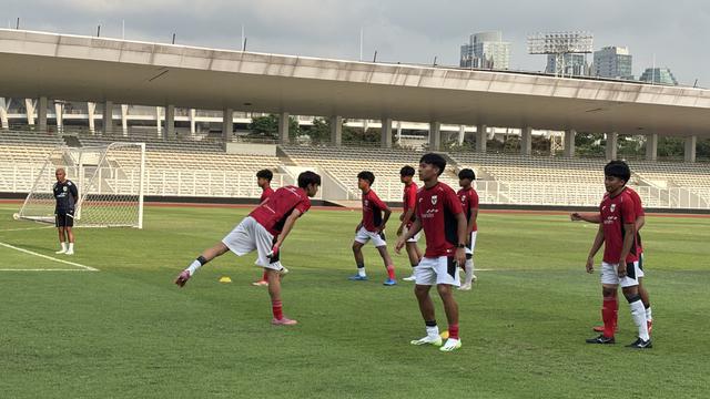 Timnas Indonesia U-17 berlatih di Stadion Madya GBK, Senayan, Jakarta pada sore hari Rabu, 15 Oktober 2025. (Liputan6.com/Melinda Indrasari)
