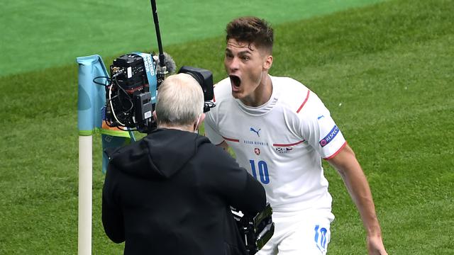 Striker Republik Ceko, Patrik Schick berselebrasi usai mencetak gol ke gawang Skotlandia pada pertandingan grup D Euro 2020 di stadion Hampden Park, Glasgow, Senin (14/6/2021). Schick mencetak dua gol dipertandingan ini dan mengantar Ceko menang atas Skotlandia 2-0. (AP Photo/Andy Buchanan, Pool)