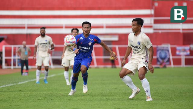 Winger pelapis Arema, Bayu Setiawan tampil agresif saat melawan Persita di BRI Liga 1. (Iwan Setiawan/Bola.com)