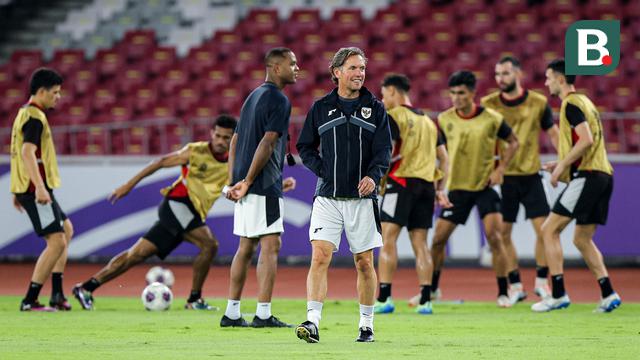 Asisten pelatih Timnas Indonesia, Alex Pastoor, dalam latihan resmi menjelang laga putaran ketiga Grup C Kualifikasi Piala Dunia 2026 di Stadion Utama Gelora Bung Karno (SUGBK), Senayan, Jakarta, Senin (24/03/2025). (Bola.com/Bagaskara Lazuardi)