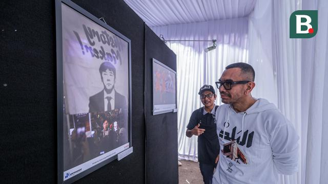 Exco PSSI, Arya Sinulingga melihat foto momen mantan pelatih Timnas Indonesia, Shin Tae-yong saat kembali ke Korea Selatan karya pewarta  Bagaskara Lazuardi dalam pameran foto Media Cup 2025 bertema