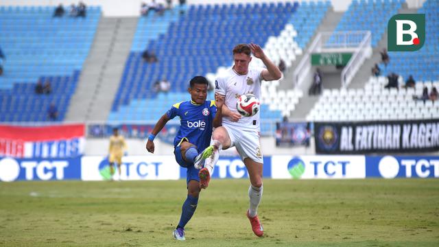 Duel bek kanan Arema FC, Bayu Setiawan, dengan Stjepan Plazonja dari Bhayangkara FC pada pekan 3 BRI Super League 2025/2026 di Stadion Kanjuruhan, Jumat (22/8/2025). (Bola.com/Iwan Setiawan)