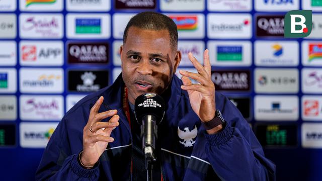 Pelatih Timnas Indonesia, Patrick Kluivert mengikuti sesi konferensi pers jelang laga melawan Bahrain di putaran ketiga Kualifikasi Piala Dunia 2026, Senin (24/3/2025). (Bola.com/Bagaskara Lazuardi)