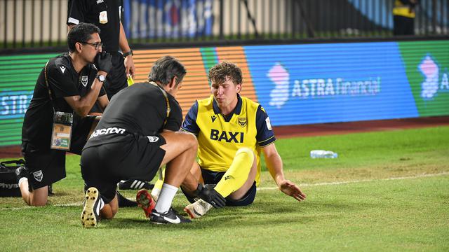 Penyerang Oxford United, Ole Romeny, mengalami cedera saat timnya bersua Arema FC pada laga lanjutan Grup A Piala Presiden 2025 di Stadion Si Jalak Harupat, Kabupaten Bandung, Kamis (10/7/2025) malam WIB. (dok. Vidio Sports)