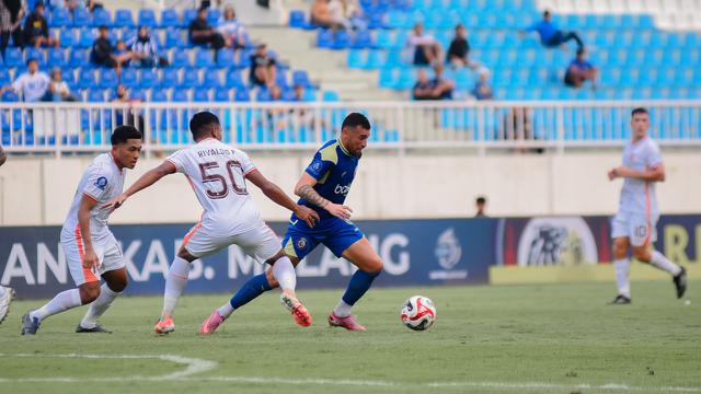 Pemain sayap Arema FC, Paulinho Moccelin (biru), beraksi pada laga kontra Borneo FC di Stadion Kanjuruhan, Kabupaten Malang, Minggu (26-10-2025). (Bola.com/Iwan Setiawan)