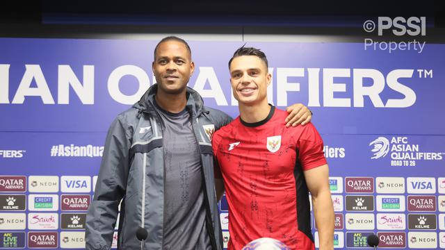 Patrick Kluivert dan Joey Pelupessy mewaliki Timnas Indonesia dalam sesi konferensi pers jelang laga melawan Timnas Jepang di putaran ketiga Kualifikasi Piala Dunia 2026 di Suita City Stadium, Senin (9/6/2025).