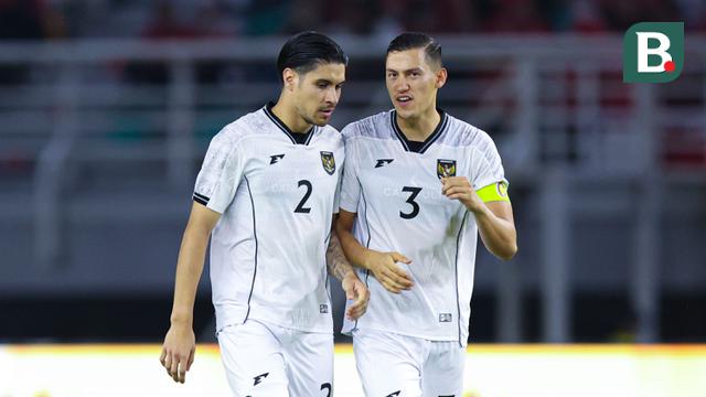 Pemain Timnas Indonesia, Kevin Diks berbincang dengan Jay Idzes saat melawan Timnas Lebanon dalam laga FIFA Matchday 2025 di Stadion Gelora Bung Tomo, Surabaya, Senin (8/9/2025). (Bola.com/Abdul Aziz)